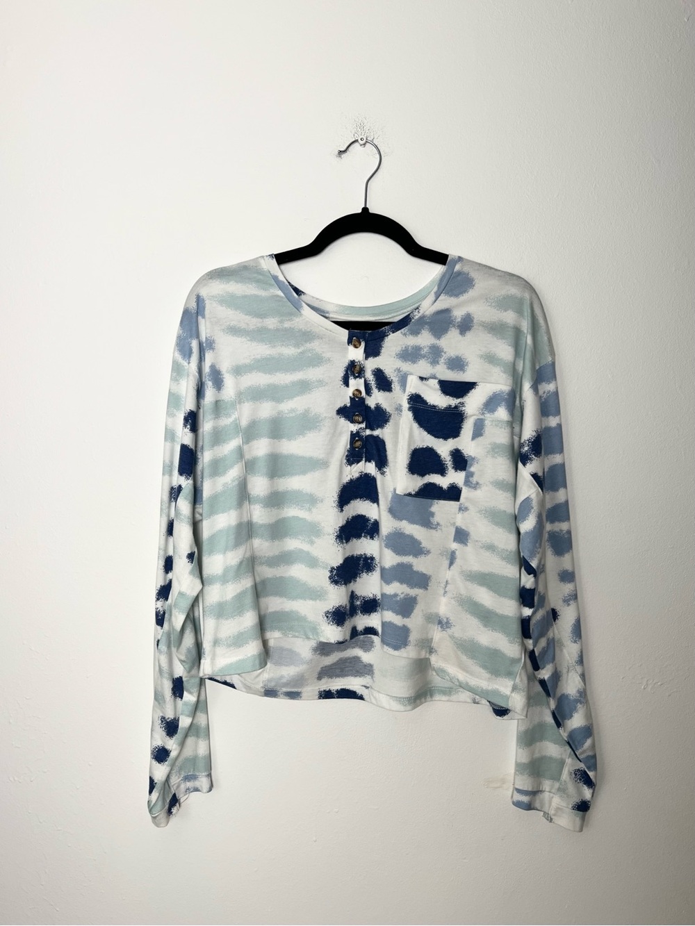 True Craft Mixed Print Henley Top Women's Large Blue White Long Sleeve Pocket